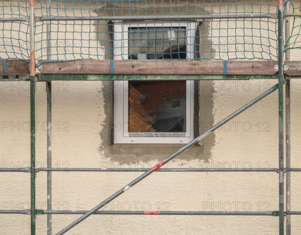 Energetic renovation of an apartment building, renovation of an old building, thermal insulation, new windows, scaffolding, Stuttgart, Germany