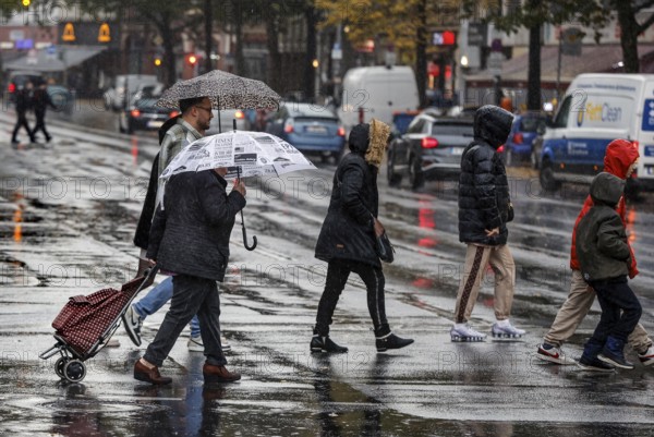 With umbrella and raincoats, people in the rain, Potsdamer Straße, Berlin, 30.10.2025, Berlin, Berlin, Germany