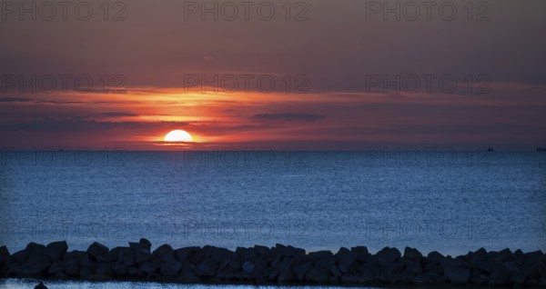 Sunset on the Baltic Sea with protective breakwaters, Darß, Ahrenshoop, Mecklenburg-Western Pomerania, Germany