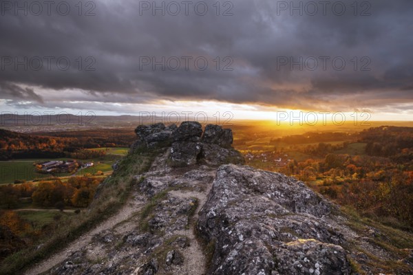 Rain and sun alternating — dramatic autumn atmosphere at the Hohenstaufen Spielburg Nature Reserve