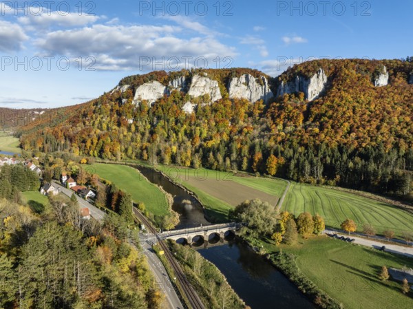 Aerial view of the Upper Danube Valley surrounded by autumn vegetation with the Hausender Peaks above the Danube, climbing rocks, Jurassic limestone cliffs, Hausen im Tal, Swabian Jura, Baden-Württemberg, Germany