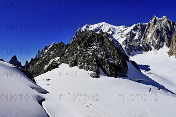 From left, the mountains l'Aiguille Noire de Peuterey, L'Aiguille Blanche de Peuterey, Mont Blanc, Mont Maudit, Pointe Helbronner viewing terrace, Chamonix-Mont-Blanc, Haute-Savoie, watershed Italy, France
