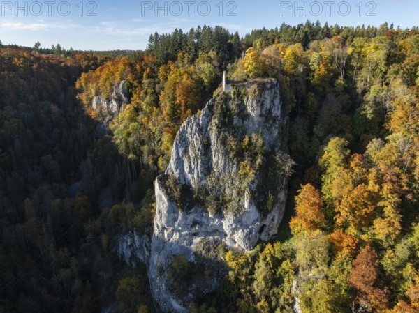 Aerial view of the viewpoint, shovels and Hausen Castle, also known as the Hausen ruins, surrounded by autumn vegetation, a ruin of a castle above the village of Hausen in the valley in the Upper Danube Valley, Beuron, Sigmaringen district, Baden-Württemberg, Germany
