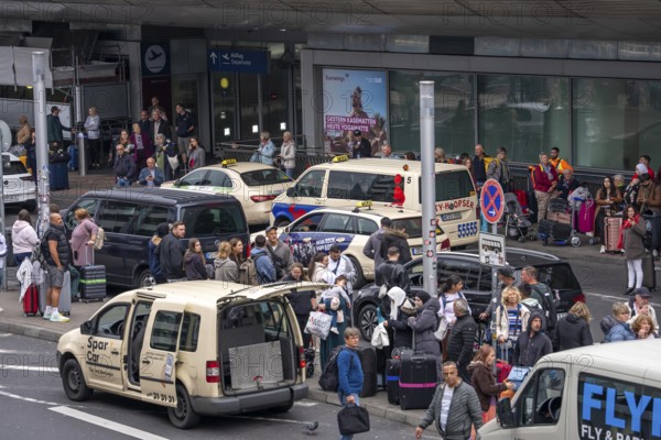 Ahead of Terminal B, many thousands of people set off on holiday on the first day of the North Rhine-Westphalia autumn holidays at Düsseldorf Airport, but waiting times were kept within limits despite the huge rush, North Rhine-Westphalia, Germany
