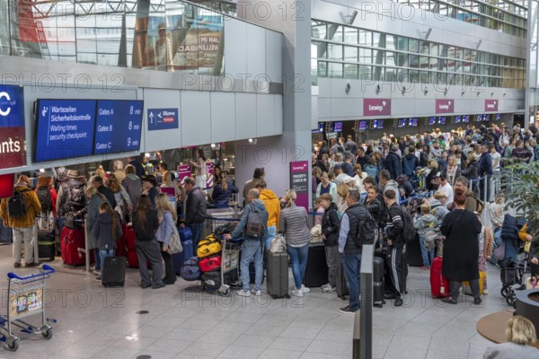Full check-in hall, queues, Terminal B, many thousands of people take off on the first day of the North Rhine-Westphalia autumn holidays, at Düsseldorf Airport, but the waiting times were kept within limits, despite the large rush, North Rhine-Westphalia, Germany