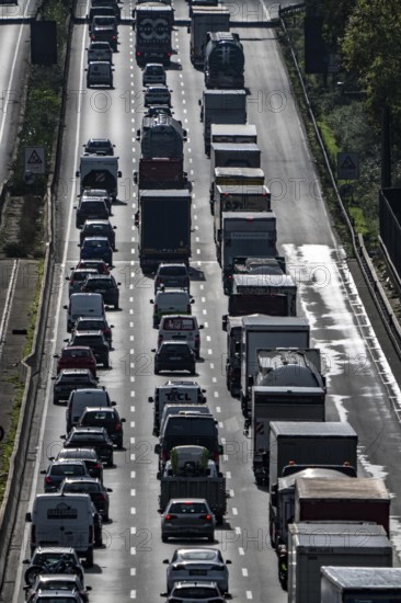 Traffic jam on the A3 motorway between the Hilden junction and the Mettmann junction, view to the south, traffic jam due to construction work, North Rhine-Westphalia, Germany