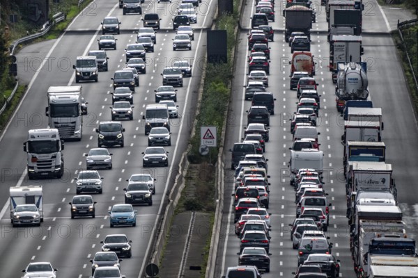 Traffic jam on the A3 motorway between the Hilden junction and the Mettmann junction, view to the south, traffic jam due to construction work, North Rhine-Westphalia, Germany