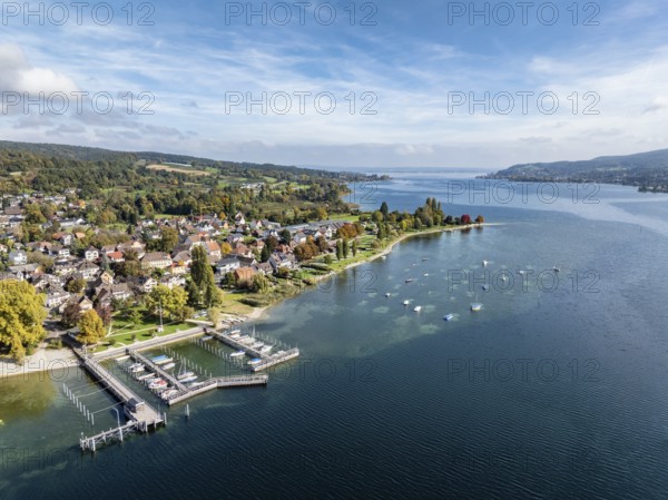 Aerial view of the village of Wangen on the Höri peninsula with boat moorings and jetty on the lakeshore, Lake Rhine, Lake Constance, Constance district, Baden-Württemberg, Germany