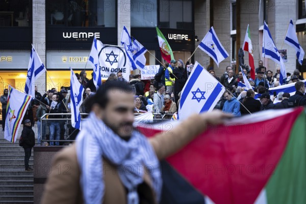 Numerous people gather for a vigil at the Hauptwache in Frankfurt am Main on the second anniversary of the Hamas attack on Israel. On 7 October 2023, the terrorist militia Hamas killed more than 1, 100 people in an attack on Israel. 48 Israeli hostages are still being held captive by Hamas, Hafenpark, Frankfurt am Main, Hesse, Germany
