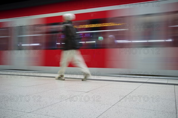 Underground arriving S-Bahn, train, class 420 in traffic red, platform, stop, Stadtmitte station, travellers, passengers, public transport, movement effect, VVS, Verkehrsverbund Stuttgart, local transport, Stuttgart, Baden-Württemberg, Germany