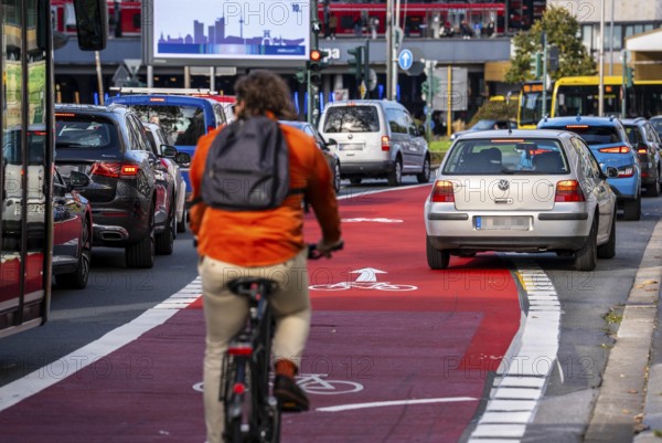 Cycle path, cycle lane, marked in red to draw the attention of motorists to the cycle path, between 2 lanes, Huyssenallee, in front of Europaplatz, in the city centre of Essen, North Rhine-Westphalia, Germany