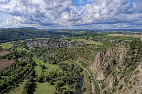 Ausblick vom Rotenfels, einer Steilwand am Naheufer im Naturpark Soonwald-Nahe, auf das Nahetal und die Stadt Bad Kreuznach, OT Bad Münster, im Weinbaugebiet der Pfalz. Traisen, Landkreis Bad Kreuznach, Rheinland-Pfalz, Deutschland