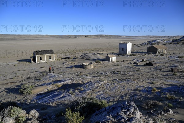 Alte Gebäude und Wasserbecken in Grillenthal, einst Versorgungsstation für Frischwasser, Diamentensperrgebiet, bei Lüderitz, Region Karas, Namibia