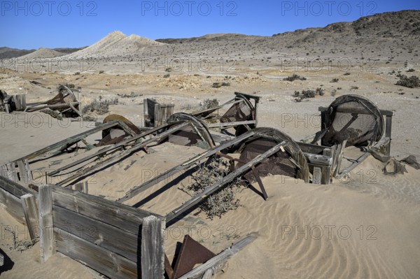 Verrostete Trommelsiebe im Wüstensand, Pomona, Diamentensperrgebiet, bei Lüderitz, Region Karas, Namibia