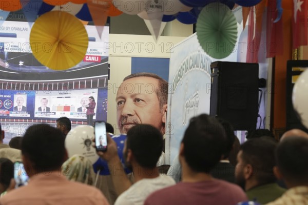 Gaziantep, Türkiye – May 28, 2023. Members of the ruling Justice and Development Party (AKP) follow the announcement of results in the presidential election contested between President Recep Tayyip Erdogan and opposition candidate Kemal Kiliçdaroglu, Gaziantep, Gaziantep, Türkiye