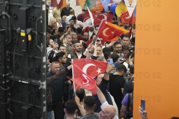 Gaziantep, Türkiye – May 28, 2023. Supporters of President Recep Tayyip Erdogan celebrate in the streets after his victory in the presidential election against rival Kemal Kiliçdaroglu. Erdogan received 52.18% of the vote in the runoff, securing his third presidential term, Gaziantep, Gaziantep, Türkiye