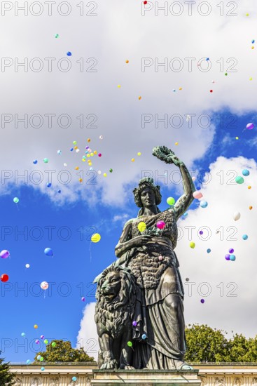 Colourful balloons rise high above the statue of Bavaria into the white-blue sky, grand finale of the Wiesnwirte Platzkonzert, Festwiese, Theresienwiese, Oktoberfest, Munich, Upper Bavaria, Bavaria, Germany