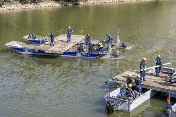 Construction of a multi-purpose pontoon, the specialist group for water hazards, in Düsseldorf, the motorised pontoon can be used as a ferry for people or equipment, as a working platform or bridge, during the major exercise FÜLEX25, lasting several days, of the THW, Technisches Hilfswerk, Landesverband North Rhine-Westphalia, over 3500 volunteers from the 127 North Rhine-Westphalia local associations practise many different deployment scenarios over 4 weekends