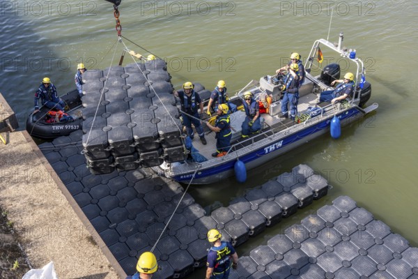 Construction of a floating platform with the jet-float system, this can be used as a work platform, jetty or bridge, water hazards specialist group, in Düsseldorf, at the major exercise FÜLEX25, lasting several days, of the THW, Federal Agency for Technical Relief, North Rhine-Westphalia, over 3500 volunteers from the 127 North Rhine-Westphalia local organisations practise many different deployment scenarios over 4 weekends