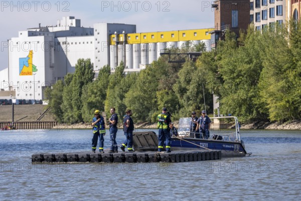 Transport of a floating platform with the jet-float system, this can be used as a work platform, jetty or bridge, specialist group for water hazards, in Düsseldorf, during the major exercise FÜLEX25, lasting several days, of the THW, Federal Agency for Technical Relief, North Rhine-Westphalia, over 3500 volunteers from the 127 North Rhine-Westphalia local organisations practise many different deployment scenarios over 4 weekends