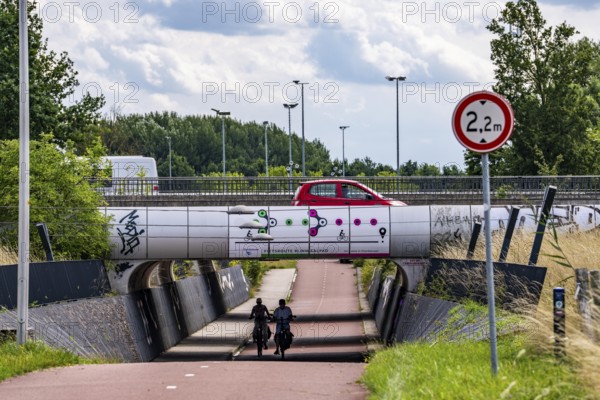 Rijnwaalpad long-distance cycle path, near the village of Elst, subway of the A15 motorway, wide cycle path, mostly crossing-free, 15.8 km long cycle path leads from Arnhem to Nijmegen on the Waal, Netherlands