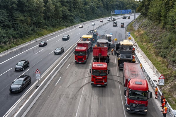 Rehabilitation of the A52 motorway near Essen, an 8 km long section between the Essen-Kettwig junction and the Essen-Ost motorway junction was completely renovated over a period of 9 years, 6 lanes, new drainage pipes, carriageway, bridges, noise barriers, traffic facilities, here the last section, direction Düsseldorf, new carriageway surface, laying of porous asphalt, whispering asphalt, at the Essen-Rüttenscheid junction, North Rhine-Westphalia, Germany