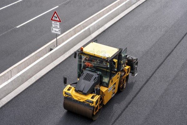 Rehabilitation of the A52 motorway near Essen, an 8 km long section between the Essen-Kettwig junction and the Essen-Ost motorway junction was completely renovated over a period of 9 years, 6 lanes, new drainage pipes, carriageway, bridges, noise barriers, traffic facilities, here the last section, direction Düsseldorf, new carriageway surface, laying of porous asphalt, whispering asphalt, at the Essen-Rüttenscheid junction, North Rhine-Westphalia, Germany