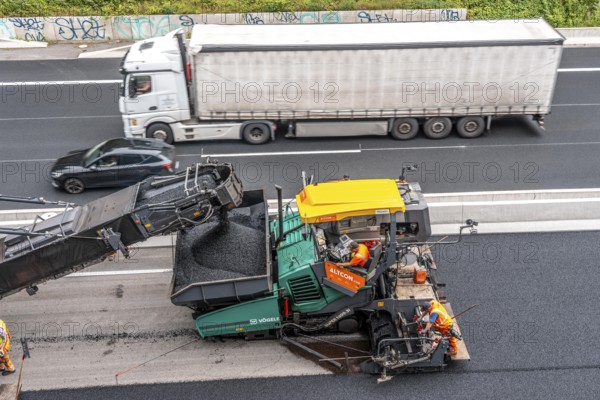 Rehabilitation of the A52 motorway near Essen, an 8 km long section between the Essen-Kettwig junction and the Essen-Ost motorway junction was completely renovated over a period of 9 years, 6 lanes, new drainage pipes, carriageway, bridges, noise barriers, traffic facilities, here the last section, direction Düsseldorf, new carriageway surface, laying of porous asphalt, asphalt paver applies the whispering asphalt, at the Essen-Rüttenscheid junction, North Rhine-Westphalia, Germany