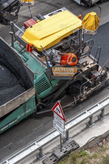 Rehabilitation of the A52 motorway near Essen, an 8 km long section between the Essen-Kettwig junction and the Essen-Ost motorway junction was completely renovated over a period of 9 years, 6 lanes, new drainage pipes, carriageway, bridges, noise barriers, traffic facilities, here the last section, direction Düsseldorf, new carriageway surface, laying of porous asphalt, asphalt paver applies the whispering asphalt, at the Essen-Rüttenscheid junction, North Rhine-Westphalia, Germany