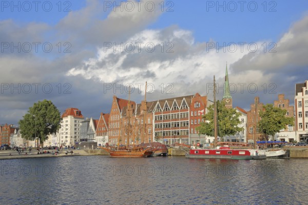 Ships on the banks of the Stadttrave, houses, cityscape, sailing ship, quay, harbour, light atmosphere, old town, Lübeck, Schleswig-Holstein, Germany