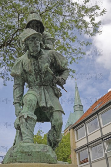 Sculpture Huckup monument by Carl Röder 1905, carrying figures on the back, modern art, bronze sculpture, loaded, transport, piggyback, carrying, shoulder, back, pointed cap, city history, legend, Hildesheim, Lower Saxony, Germany