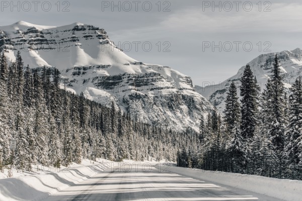 Winter road trip on the Icefields Parkway with lots of snow and ice, Banff National Park, Jasper National Park, Alberta, Canada