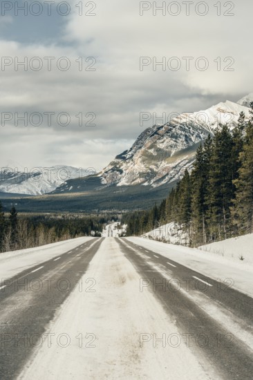 Winter road trip on the Icefields Parkway with lots of snow and ice, Banff National Park, Jasper National Park, Alberta, Canada