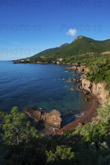 Picturesque coast and red rocks, near Anthéor, Saint-Raphaël, Massif de l'Esterel, Esterel Mountains, Département Var, Cote d'Azur, Provence-Alpes-Côte d'Azur, France