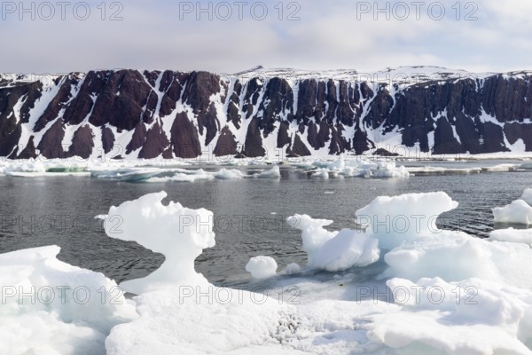 Drift ice, sea ice, sea, mountain range, Faksevagen, Spitsbergen, Svalbard