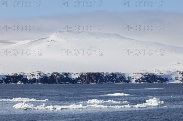 Drift ice, sea ice, sea, mountain range, snow, Faksevagen, Spitsbergen, Svalbard