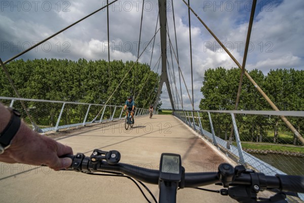 The Liniebrug, bicycle and pedestrian bridge over the Amsterdam-Rhine Canal near the village of Nigtechtew, spans the shipping canal at around 104 metres, the ramps on both sides of the canal are a good 500 metres long, gentle ascent for cyclists, connects various cycle paths south of Amsterdam, Netherlands