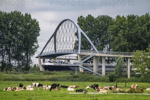 The Liniebrug, bicycle and pedestrian bridge over the Amsterdam-Rhine Canal near the village of Nigtechtew, spans the shipping canal at around 104 metres, the ramps on both sides of the canal are a good 500 metres long, gentle ascent for cyclists, connects various cycle paths south of Amsterdam, Netherlands