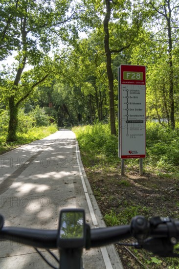 Long-distance cycle path F28, so-called Doorfietsroute, through cycle path, in the province of Utrecht, connects the city of Utrecht, as well as 4 municipalities and the city of Amersfoort, part of a cycle path network, 21 km long, mostly illuminated, mostly without crossings, pure cycle path, marked with red asphalt in town crossings, bicycles have priority over cars, completed in June 2025, Netherlands