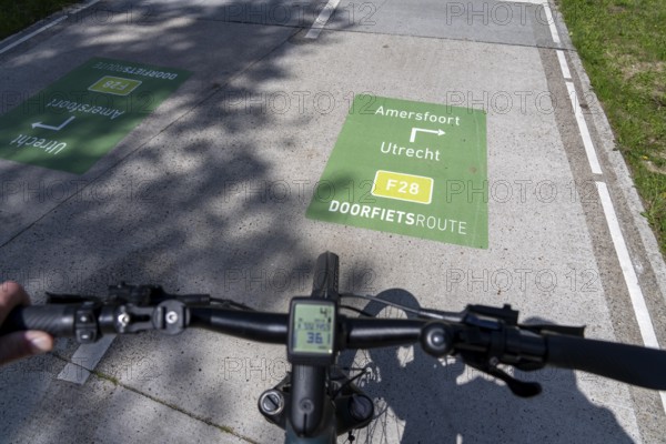 Long-distance cycle route F28, so-called Doorfietsroute, through cycle route, in the province of Utrecht, connects the city of Utrecht, as well as 4 municipalities and the city of Amersfoort, route signs on the road surface, part of a cycle path network, 21 KM long, mostly illuminated, mostly without crossings, pure cycle path, marked with red asphalt in town crossings, bicycles have priority over cars, completed in June 2025, Netherlands