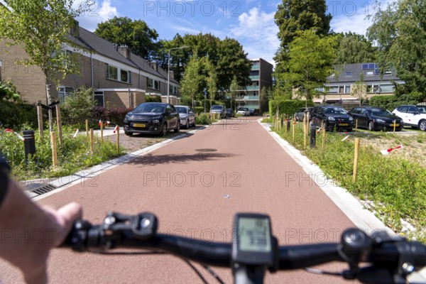Long-distance cycle path F28, so-called Doorfietsroute, through cycle path, in the province of Utrecht, connects the city of Utrecht, as well as 4 municipalities and the city of Amersfoort, part of a cycle path network, 21 km long, mostly illuminated, mostly without crossings, pure cycle path, marked with red asphalt in town crossings, bicycles have priority over cars, completed in June 2025, Netherlands