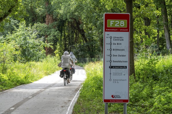 Long-distance cycle path F28, so-called Doorfietsroute, through cycle path, in the province of Utrecht, connects the city of Utrecht, as well as 4 municipalities and the city of Amersfoort, signposting, part of a cycle path network, 21 km long, mostly illuminated, mostly without crossings, pure cycle path, marked with red asphalt in town crossings, bicycles have priority over cars, completed in June 2025, Netherlands