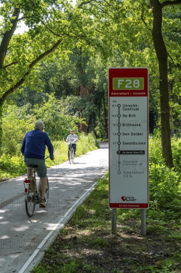 Long-distance cycle path F28, so-called Doorfietsroute, through cycle path, in the province of Utrecht, connects the city of Utrecht, as well as 4 municipalities and the city of Amersfoort, signposting, part of a cycle path network, 21 km long, mostly illuminated, mostly without crossings, pure cycle path, marked with red asphalt in town crossings, bicycles have priority over cars, completed in June 2025, Netherlands