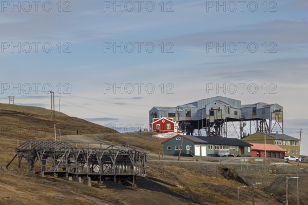 Historic coal cableway, transport cableway, coal distribution cableway, Aventdalen, Longyearbyen, Spitsbergen, Svalbard