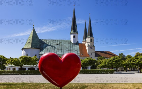 Chapel of Grace and Stiftspfarrkirche Sankt Philippus und Jakobus am Kapellplatz, place of pilgrimage, Altötting, Upper Bavaria, Bavaria, Germany