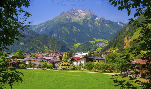 View of the village with the Grinbergspitzen 2884m, Mayrhofen, Zillertal, Zillertal Alps, Tyrol, Austria