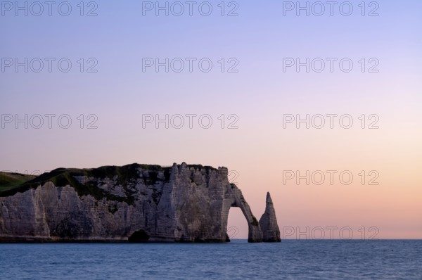 Rock arch Falaise or Porte d'Aval and rock needle Aiguille, Étretat, sea, steep coast, cliffs, chalk cliffs, alabaster coast, La Côte d'Albâtre, sunset, evening mood, atmospheric, Normandy, Seine-Maritime, France