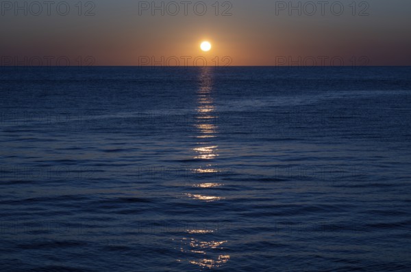 Sunset by the sea, North Sea, English Channel, Étretat, evening mood, atmospheric, Normandy, Seine-Maritime, France