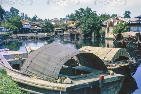 Port activity, sampan boats on the Singapore River, Singapore, southeast Asia c 1963
