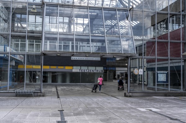 City C shopping centre, City Center, in the city centre of Leverkusen, older shopping centre from the 1960s, completely vacant, designed as a shopping centre, space for offices, services, flats, parking, vacant, to be completely refurbished, but no investors yet, North Rhine-Westphalia, Germany